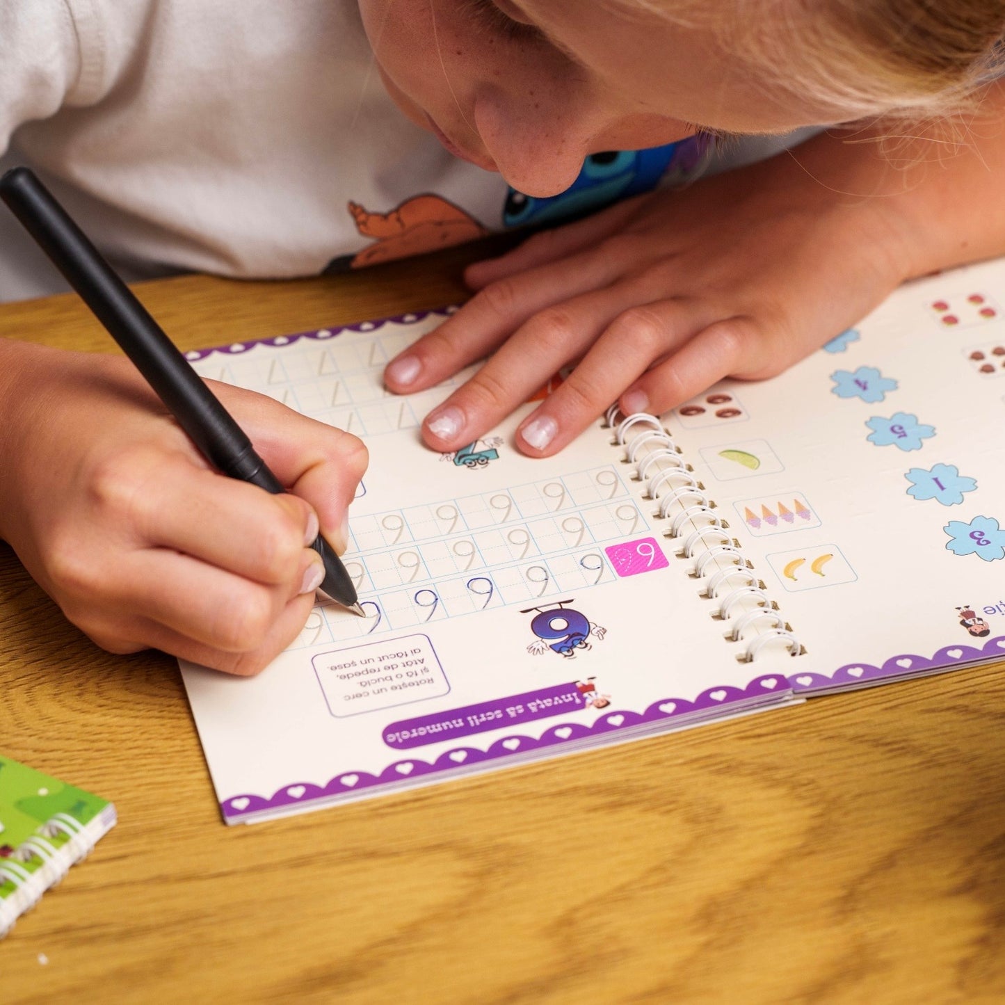 Set 4 Cărți caligrafice + 2 pixuri cu 8 mine Gratuit: Litere + Numere + Adunări + Desen | Recomandat: 2-10 ani.
